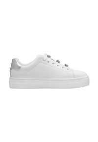 Sneakers in pelle bianca con una superficie liscia, punta rotonda e dettagli argentati sul tallone. Dotati di un design con lacci e suola in gomma spessa.