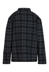 Melna un pelēka kvadrātveida krekls ar apkakli, garām piedurknēm un pogājamām aprocēm, ar mīkstu, teksturētu audumu.