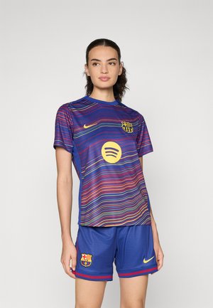 FC Barcelona fotbal drakt med en flerfarget stripet trøye i nyanser av blått, rødt og gult, kombinert med blå shorts og logoaccents.