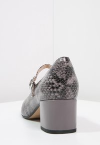 Šedé boty s hadím vzorem a nízkým podpatkem, kulatou špičkou, páskem kolem kotníku a kovovou sponou. Hladký povrch a robustní blokový podpatek.