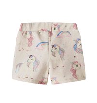 Shorts gris clair avec un motif de licorne dans des couleurs pastel, présentant des illustrations de licornes, d'arcs-en-ciel et de nuages. Ceinture élastique.