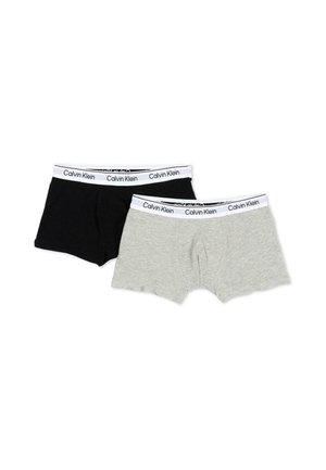 Dwie pary męskich bokserów Calvin Klein, jedna czarna i jedna szara, z białymi pasami w talii z logo Calvin Klein.