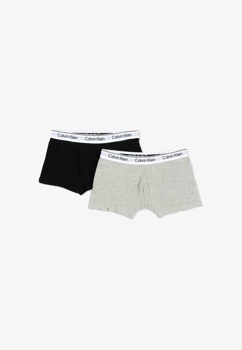 Deux paires de boxers pour hommes Calvin Klein, un noir et un gris, avec des ceintures blanches portant le logo Calvin Klein.