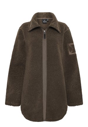 Brun fleece jakke med lynlås foran, høj krave og lange ærmer. Har en tekstureret overflade og et mærke på venstre arm.