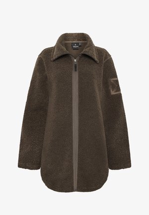 Brun fleece jakke med lynlås foran, høj krave og lange ærmer. Har en tekstureret overflade og et mærke på venstre arm.