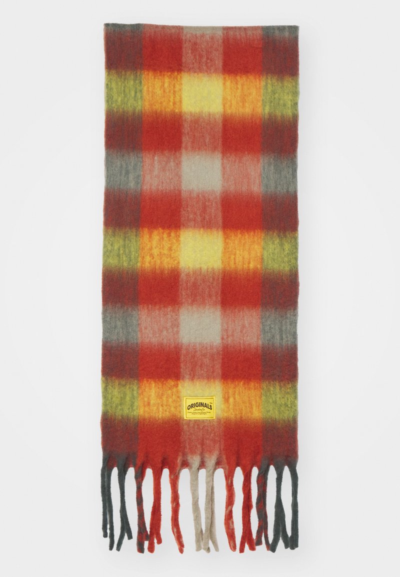 Bufanda de lana a cuadros en colores rojo, amarillo y verde con un borde de flecos en la parte inferior. Tiene una etiqueta amarilla que dice "ORIGINALS" en la parte inferior.