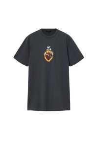 Szara bawełniana koszulka z krótkim rękawem, z kolorowym haftowanym emblematem serca z motywem płomienia oraz tekstem. Klasyczny krój.
