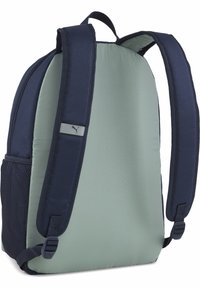 Zaino imbottito di colore verde menta con accenti blu navy. Include spallacci regolabili e tasca laterale in rete. Presenta un'etichetta con il logo sul davanti.