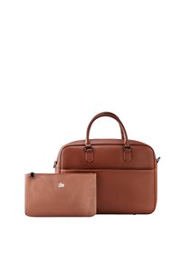 Bolsa de cuero marrón para laptop con asas dobles, cierre de cremallera y bolsillo frontal. Incluye un estuche con cremallera a juego con un acabado texturizado.