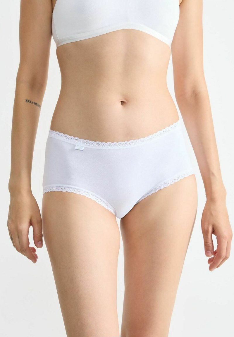 Weiße Baumwollunterhose mit Spitzenbesatz am Bund. Glatte Textur, mittlere Leibhöhe, minimale Markenkennzeichnung auf der Vorderseite.