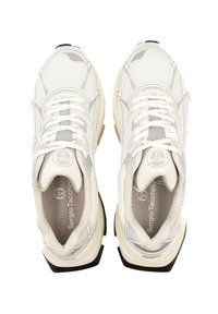 Weiße Sportschuhe mit Obermaterial aus Mesh und Synthetik, dicker Zwischensohle, schwarzem Gummiaußensohle und Logodetail auf der Zunge.