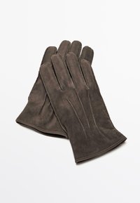 Braune Wildledershanschuhe mit glatter Textur, fünf Finger und Nahtdetails entlang der Nähte. Klassisches Design und schlanker Form.