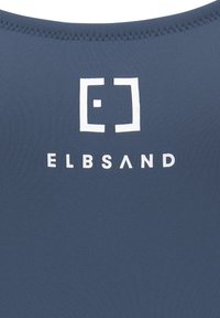 Mornarsko modro prilagojeno kopalno oblačilo z gladko teksturo, s belim logotipom na hrbtni strani. Ob robovih so vidne šive.