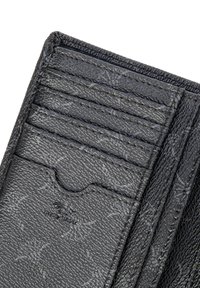 Černá kožená peněženka s mnoha přihrádkami na karty, texturovaným povrchem a jemným vzorem. Má elegantní, kompaktní design s pečlivým prošitím.