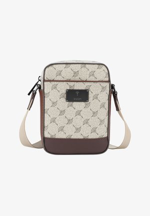 Mała beżowo-brązowa torebka na ramię z wzorzystym materiałem, regulowanym paskiem oraz metalową tabliczką z przodu z napisem "JOOP!"