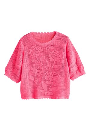 Jersey rosa de crochet de manga corta con patrones florales, bordes festoneados en las mangas y el dobladillo, y un escote redondo.