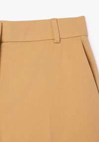 Beige, texturované kalhoty s rovnými nohavicemi, s plochým páskem, poutky na opasek a jemným střihem na přední části.