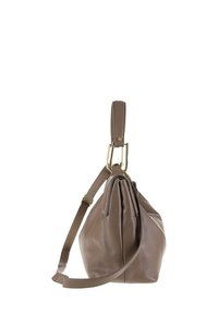 Borsa in pelle testurizzata taupe con una lunga tracolla regolabile e hardware color oro, vista di lato su uno sfondo bianco.