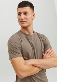 Jack & Jones JJEORGANIC TEE SS O-NECK NOOS - T-shirt basique - brown