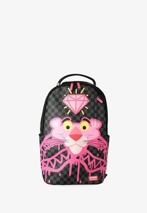 Mochila a cuadros en negro y gris con un gran rostro de pantera rosa con ojos amarillos y un diamante rosa brillante sobre su cabeza.