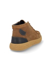 Zapato alto de ante marrón con un tacón de goma negro, mostrando una suela texturizada y cordones marrones, con un diseño cosido y una etiqueta lateral.