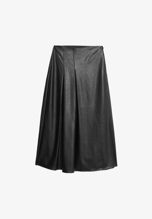 Gonna nera in pelle con texture morbida, silhouette svasata e pieghe sul davanti. Chiusura con bottone nella vita.