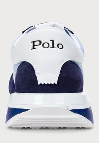 Niebiesko-biały sportowy but z zamszu i skóry, wyposażony w pętlę do zakładania, teksturowany obcas oraz czarne logo „Polo”.