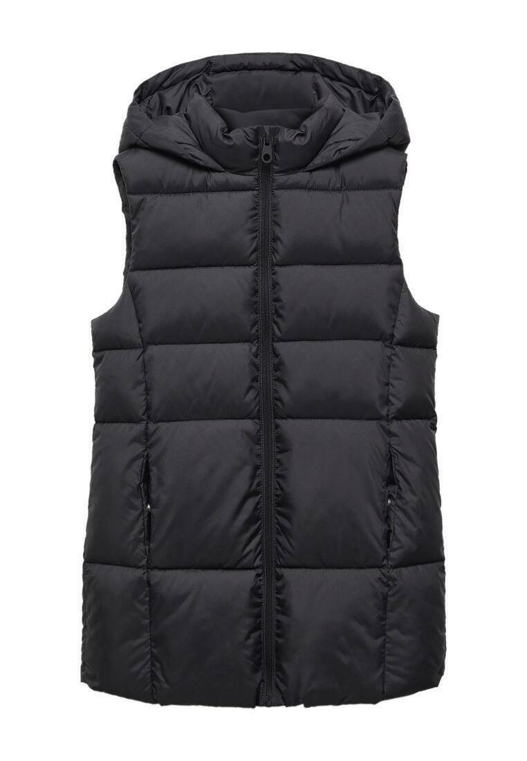 Černá zateplená vesta s kapucí, která má plný přední zip, prošívaný design a dvě boční kapsy. Materiál vypadá hladce a je izolační.