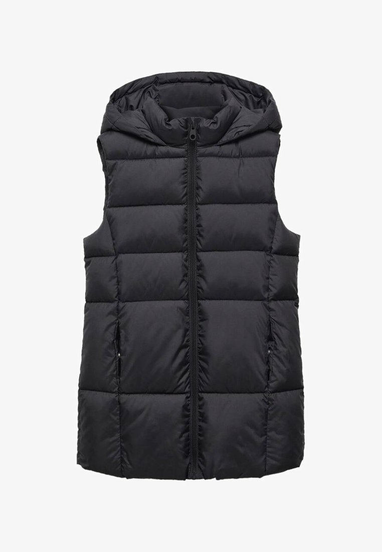 Černá zateplená vesta s kapucí, která má plný přední zip, prošívaný design a dvě boční kapsy. Materiál vypadá hladce a je izolační.