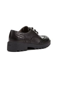 Scarpe brogue in pelle nera con dettagli a punta d'ala, punta rotonda e suola in gomma nera spessa con un leggero tacco. Marchio Geox visibile.