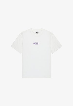 Valge lühikeste varrukatega puuvillane t-särk, millel on väikene lillakas ovaalne logo rinnal keskel ja ümar kaelus.