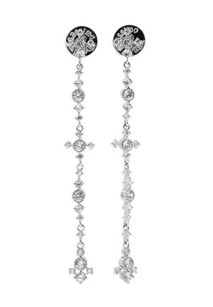 Stříbrné náušnice ve tvaru lustrů s kruhovými horními částmi a kaskádovitým designem s různými průhlednými drahokamy a diamantovými akcenty.