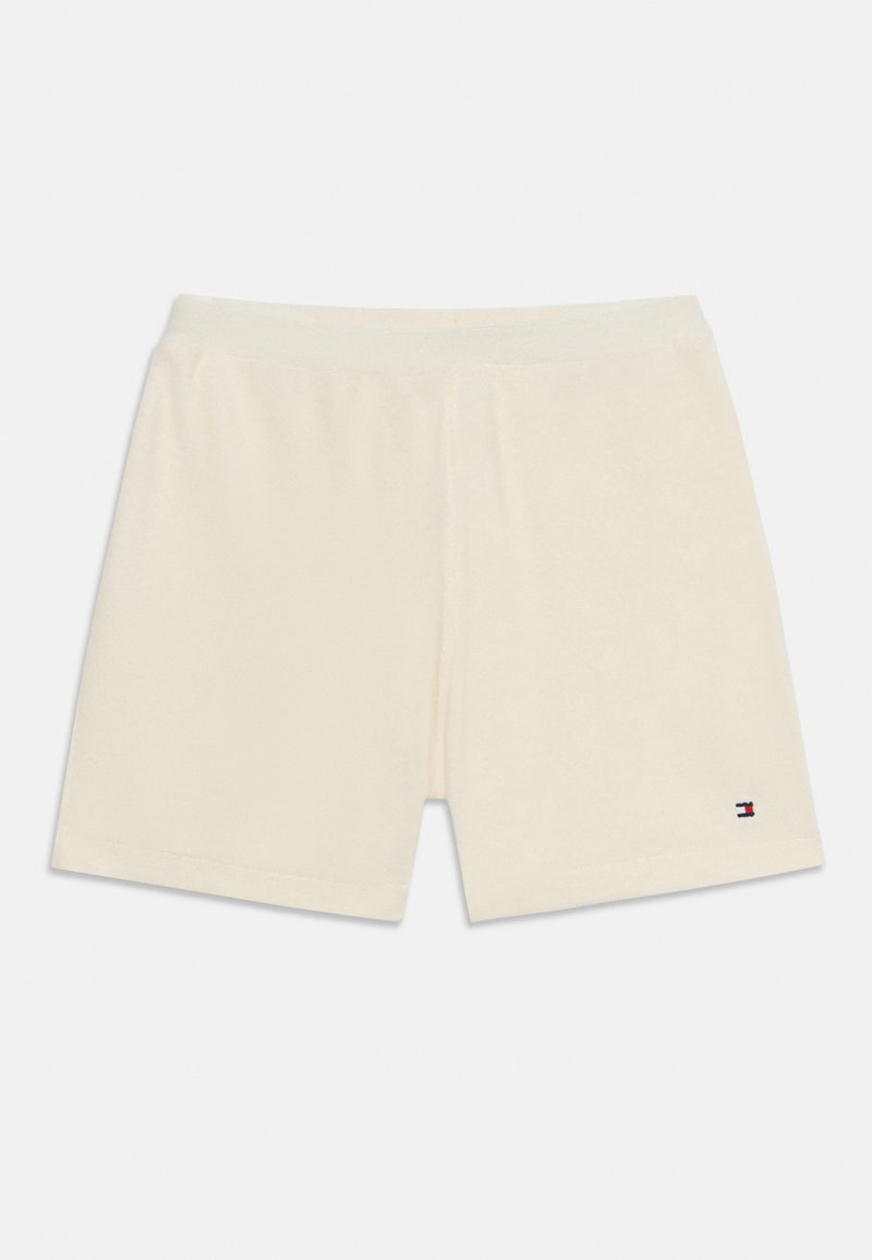 Χαλαρά σορτς σε κρεμ απόχρωση με ελαστική μέση και μικρό κόκκινο, λευκό και μπλε λογότυπο στο κάτω δεξί πόδι.