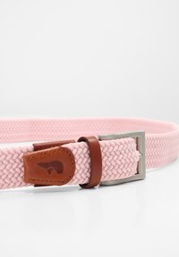 Geweven roze riem met een metalen gesp. Bevat een bruine leren strap met een reliëflogo, wat textuur en visueel detail toevoegt.