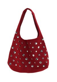 Rode suède tas met een slungelige vorm, versierd met zilveren metalen studs in verschillende maten over het oppervlak en een enkele schouderband.
