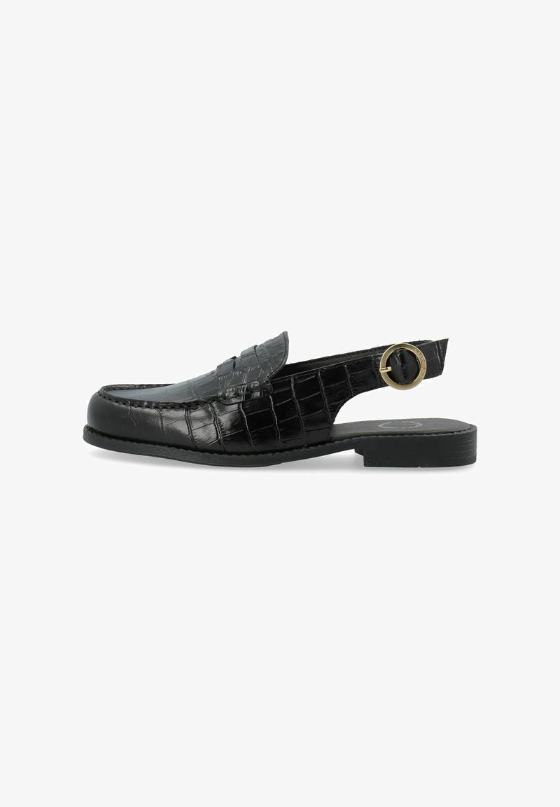 Crne kožne slingback loaferice s krokodilskom teksturom, okruglom zlatnom kopčom, niskom potpeticom i mokasinskim šavovima na bijeloj pozadini.