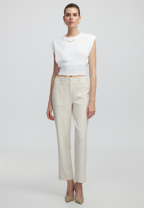 REGULAR FIT WIDE POCKET - Stoffhose - ecru