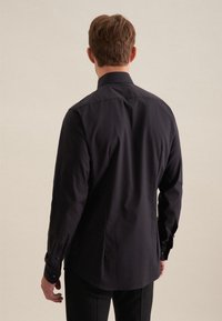 Zwart overhemd met lange mouwen en een button-down kraag, van gladde stof en met zichtbare stiksels. Slim fit met een op maat gemaakt achterontwerp.