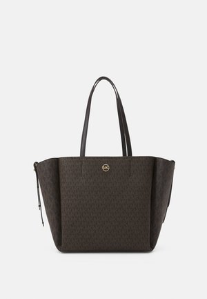 Borsa tote marrone scuro con due lunghi manici, texture a motivo sottile e piccolo logo MK dorato al centro frontale.