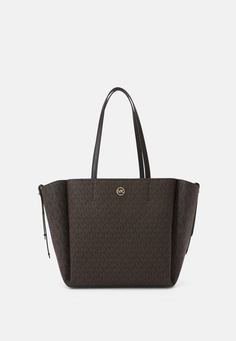 Sac tote marron foncé avec doubles longues poignées, texture à motif subtile et petit logo MK doré au centre avant.