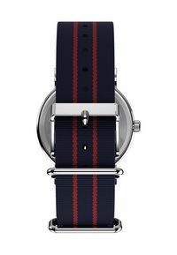 Navy gummirem ur har to røde striber, sølvfarvet hardware, rund urskive og et minimalistisk design med flere justeringshuller.