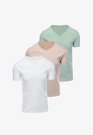 Trzy gładkie T-shirty z krótkim rękawem i dekoltem w serek, w kolorach: biały, jasnobeżowy i jasny zielony, ułożone na sobie na białym tle.