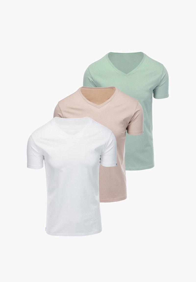 Trois T-shirts à manches courtes unis avec col en V en blanc, beige clair et vert clair, affichés en chevauchement sur un fond blanc.
