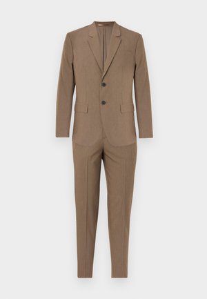 Pruun kahes detailis ülikond, millel on sälguga pintsak kahe nupuga ja sobivad kohandatud püksid valgel taustal.