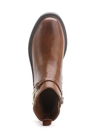 Bottine en cuir marron avec un bout arrondi, détail de boucle sur le côté et une semelle en caoutchouc noir. Intérieur doublé d'un matériau doux.
