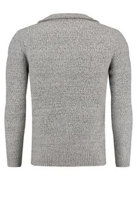 Grau gestrickter Pullover mit strukturiertem Muster, langen Ärmeln und Schalkragen. Rippenbündchen und Saum für eine bequeme Passform.