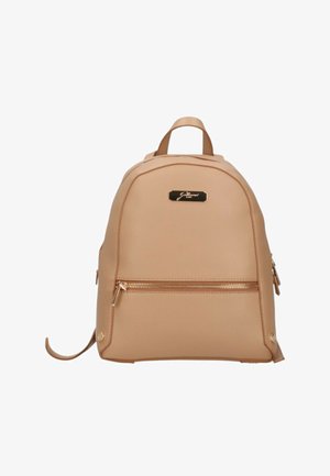 Zaino marrone realizzato in pelle sintetica testurizzata, dotato di tasca frontale con zip, hardware in tonalità oro e spallacci regolabili doppi.