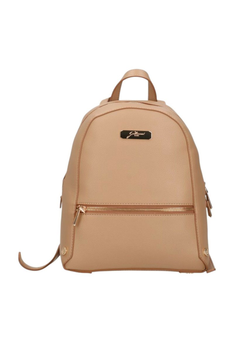 Zaino marrone realizzato in pelle sintetica testurizzata, dotato di tasca frontale con zip, hardware in tonalità oro e spallacci regolabili doppi.