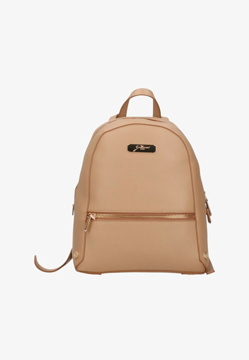 Zaino marrone realizzato in pelle sintetica testurizzata, dotato di tasca frontale con zip, hardware in tonalità oro e spallacci regolabili doppi.