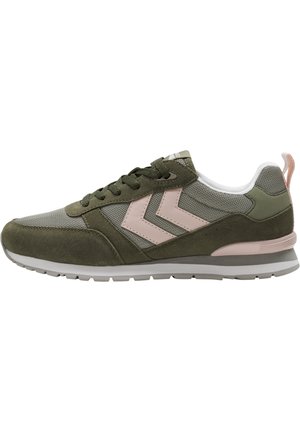 Oliven grøn atletisk sko med ruskind og mesh materiale, pink accent chevron design, hvid mellemsål samt let polstret tunge og krave.